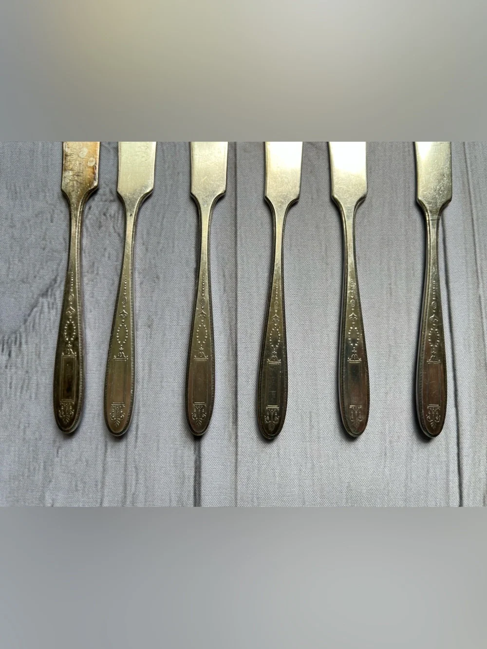 Set of 6 Oneida Community Plate Grosvenor flat handle butter spreaders.